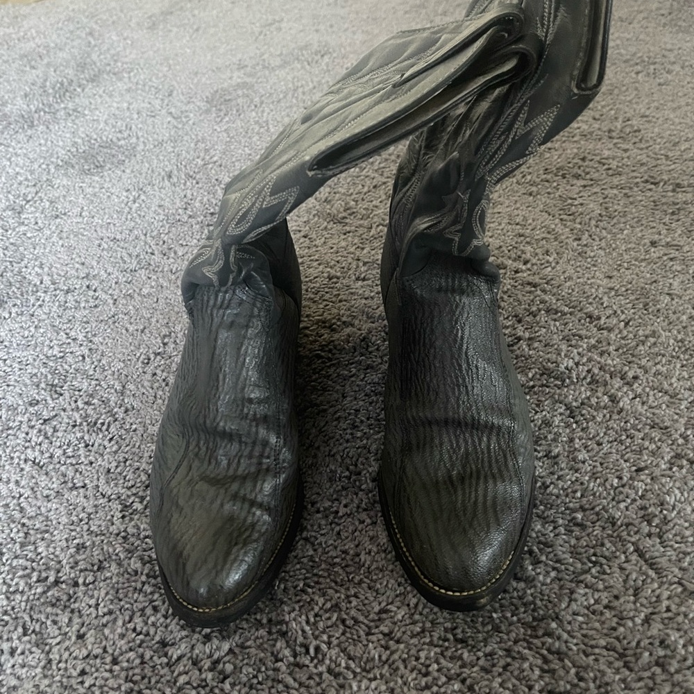 Nice cowboy boots in great condition!!